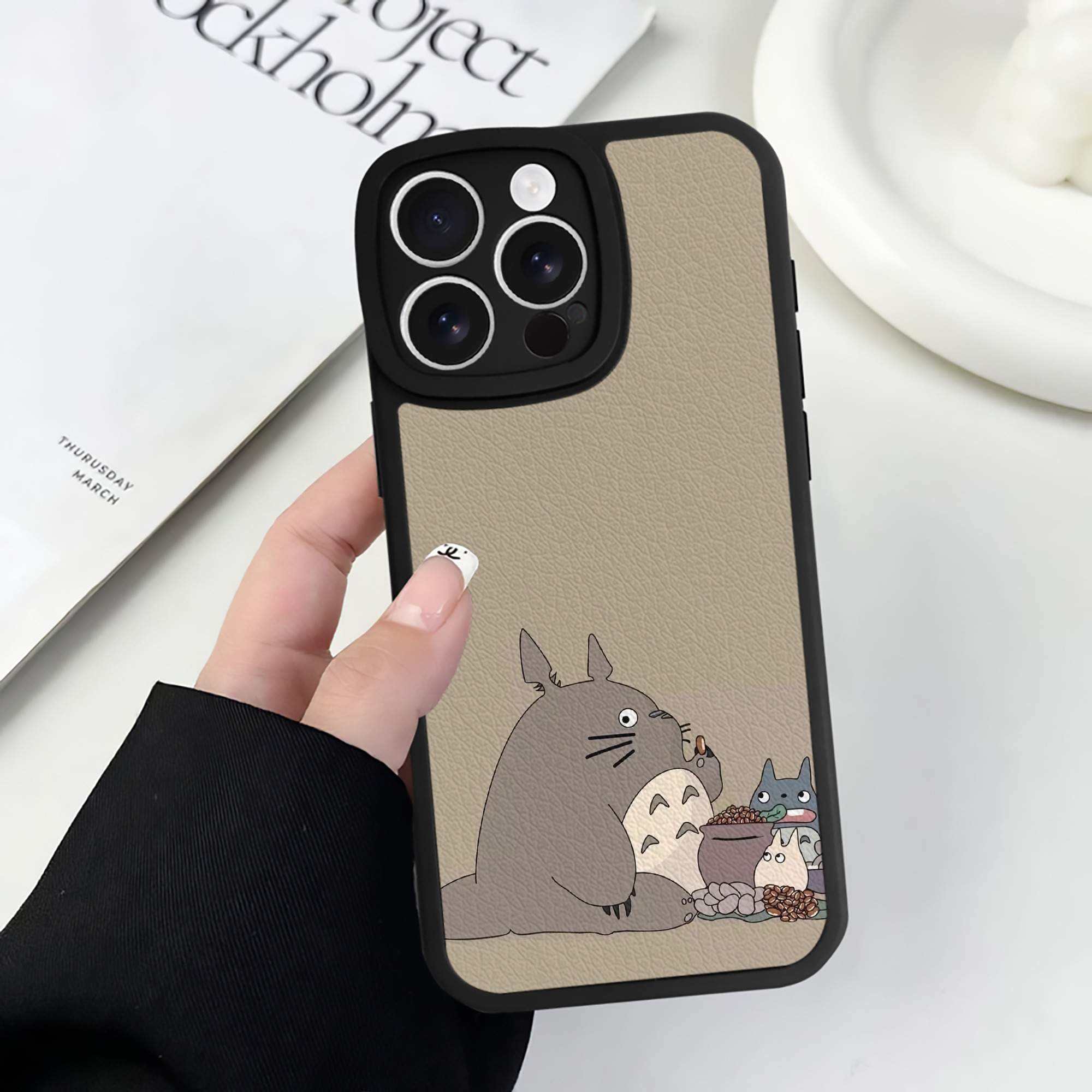 （画像用） となりのトトロ 草壁メイ 草壁サツキ My Neighbor Totoro Satsuki Kusakabe Mei Kusakabe 【iPhone 16シリーズ対応】シリコンスマホケース（レザー調） 材質：シリコン
